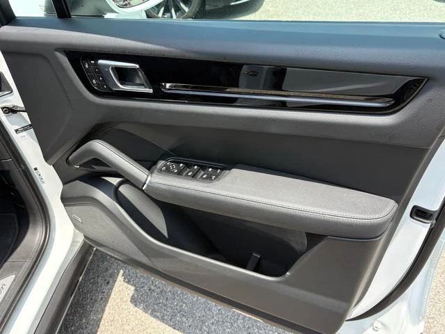 2022 Porsche Cayenne Coupé Platinum Edition 3.0 — cayenne-2022-11-platinum photo 4